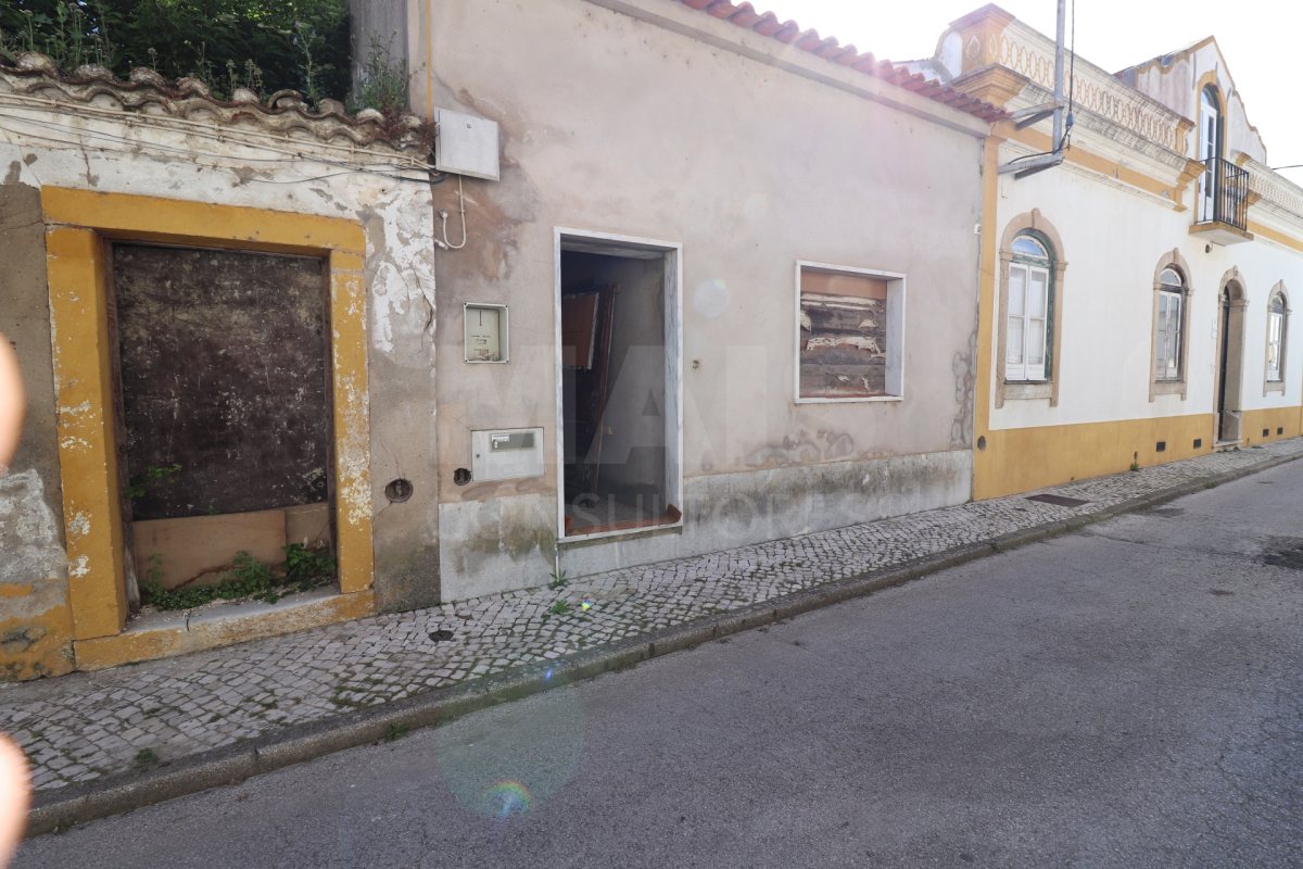 House under renovation in the historic center of Benavente